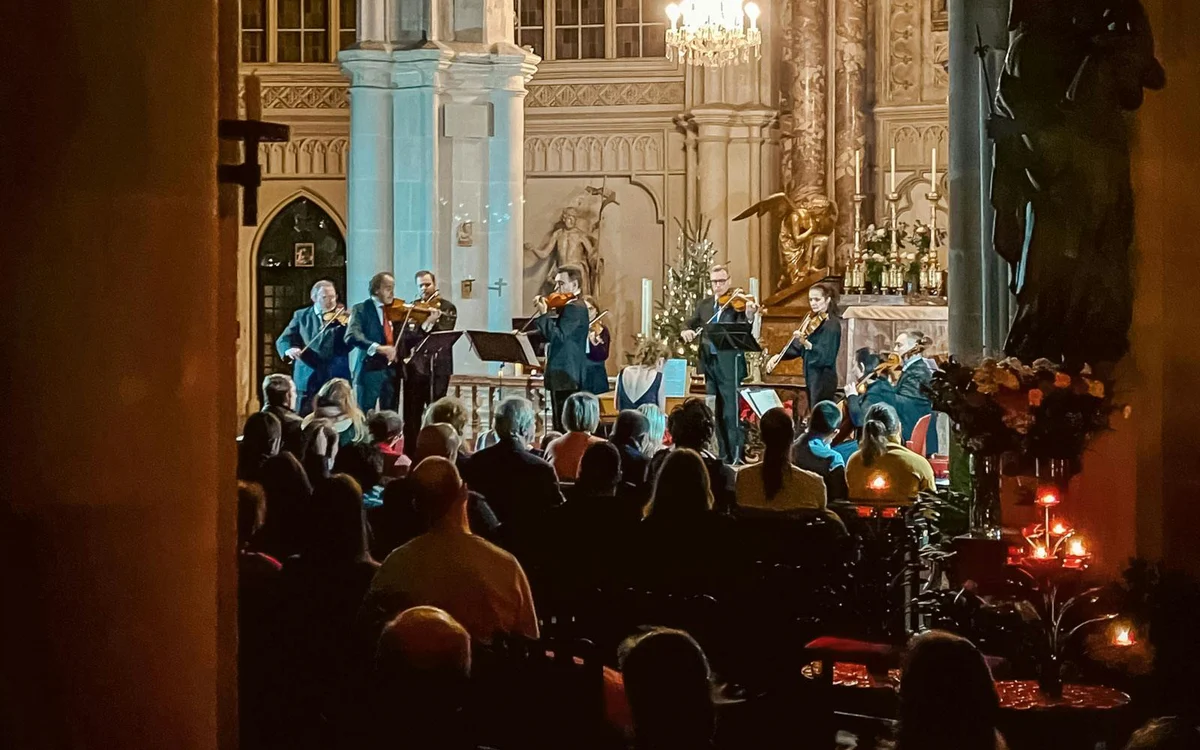 Musicians performing for a seated audience in the Minoritenkirche